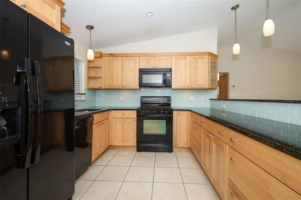 Activo con contrato: $398,000 (3 camas, 2 baños, 1423 Pies cuadrados)