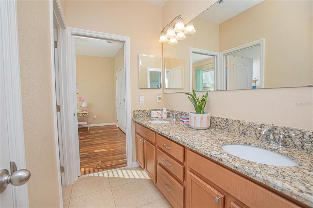 На продажу: $799,900 (6 спален, 4 ванн, 4456 Квадратных фут)