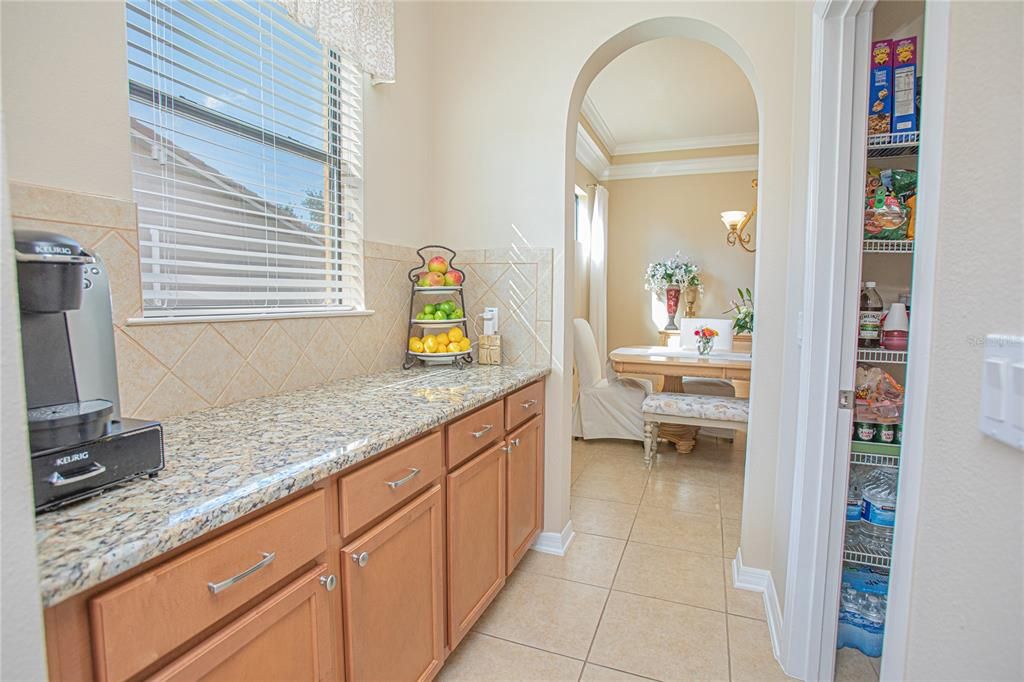 На продажу: $799,900 (6 спален, 4 ванн, 4456 Квадратных фут)