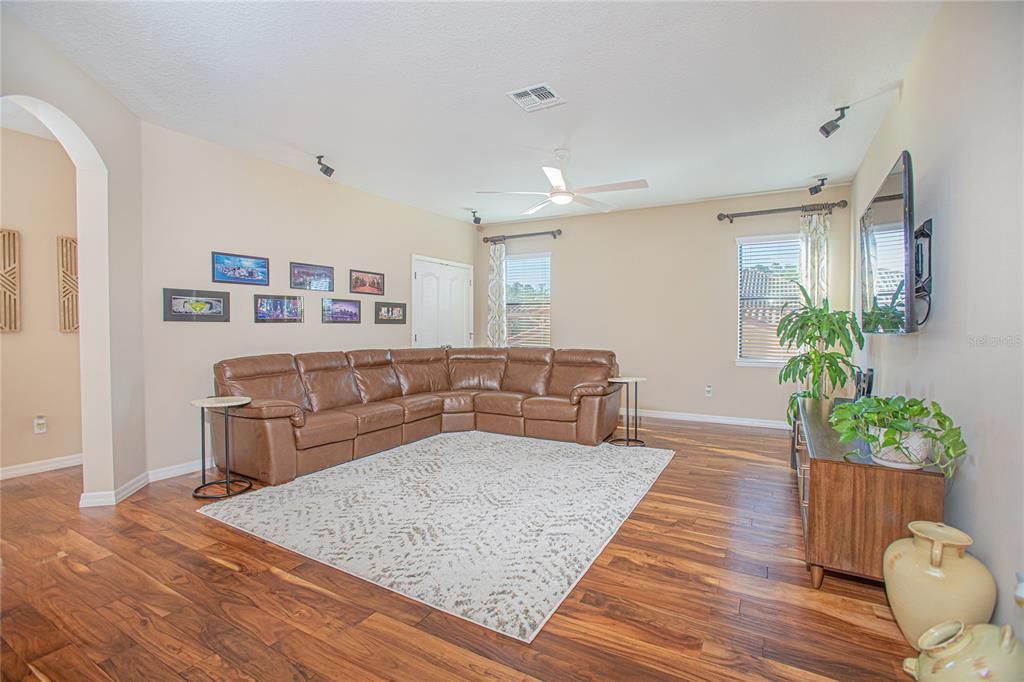 На продажу: $799,900 (6 спален, 4 ванн, 4456 Квадратных фут)