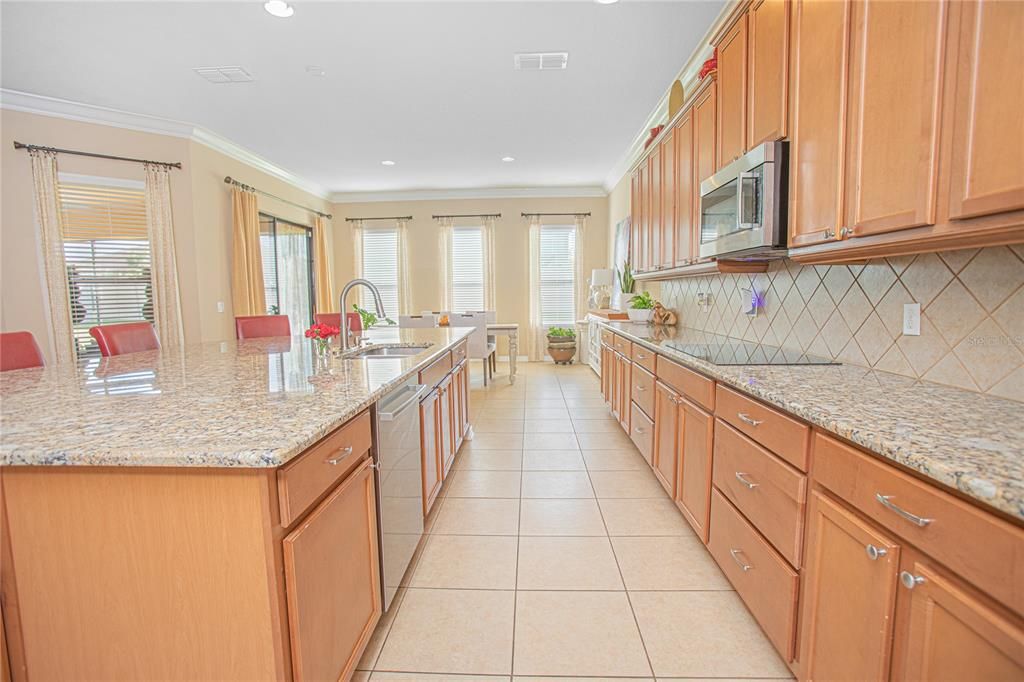 На продажу: $799,900 (6 спален, 4 ванн, 4456 Квадратных фут)