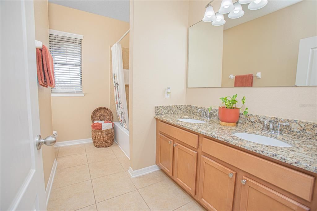 На продажу: $799,900 (6 спален, 4 ванн, 4456 Квадратных фут)