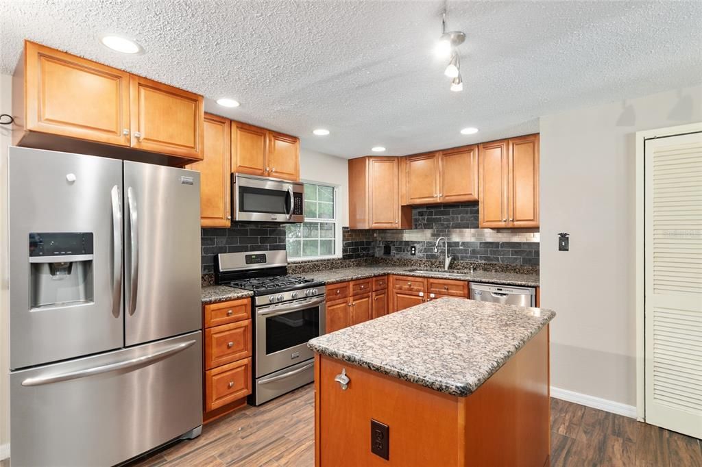 For Sale: $330,000 (4 beds, 3 baths, 1841 Square Feet)