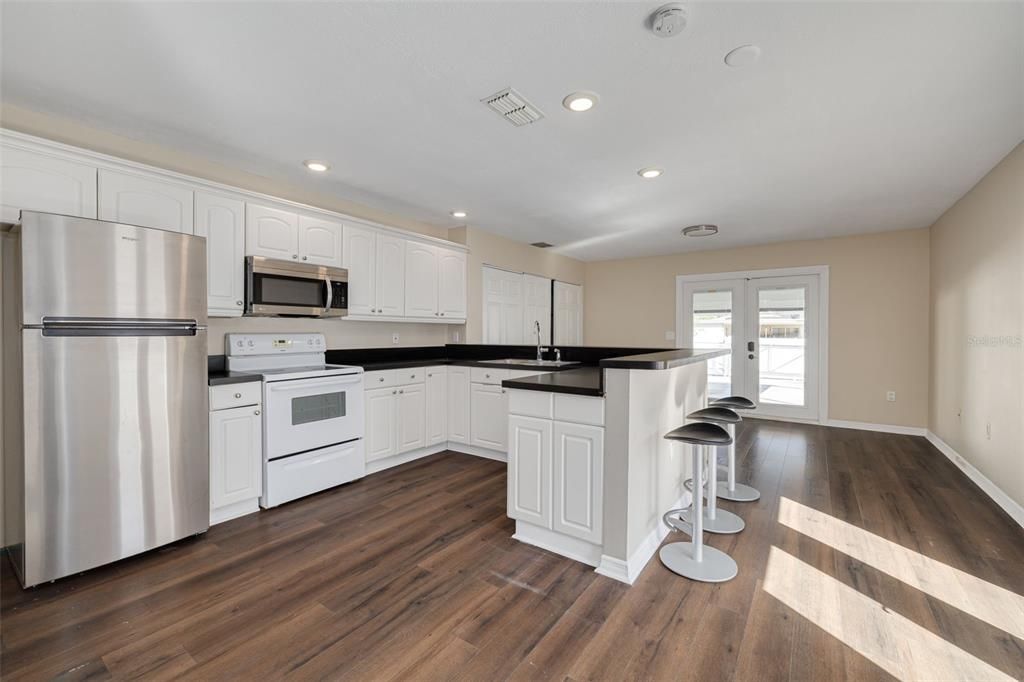 Active With Contract: $325,000 (2 beds, 2 baths, 1350 Square Feet)