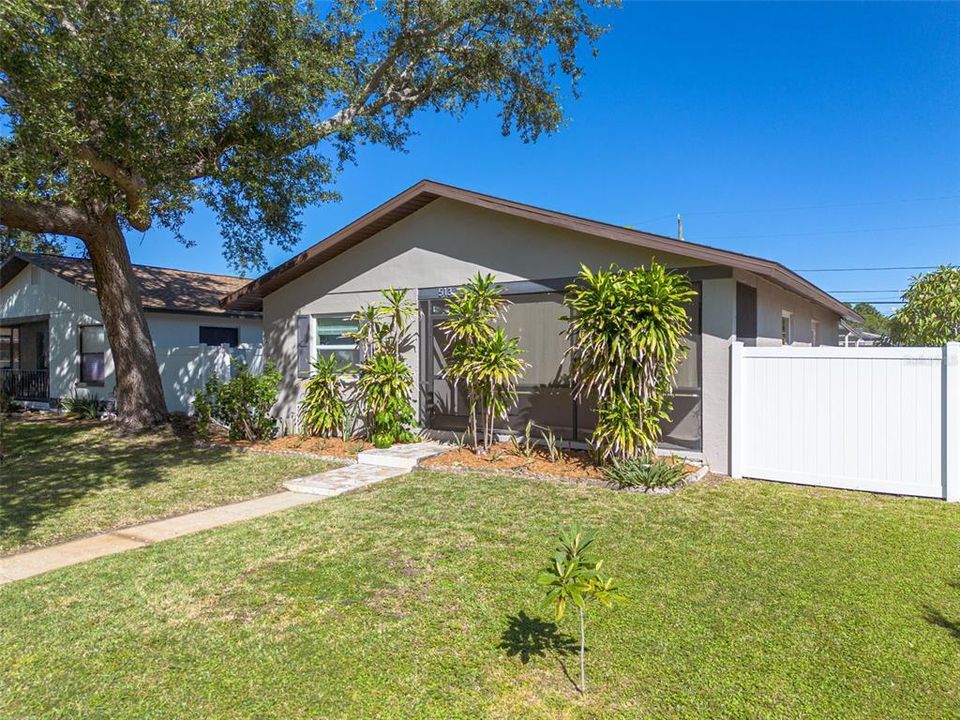 Active With Contract: $325,000 (2 beds, 2 baths, 1350 Square Feet)