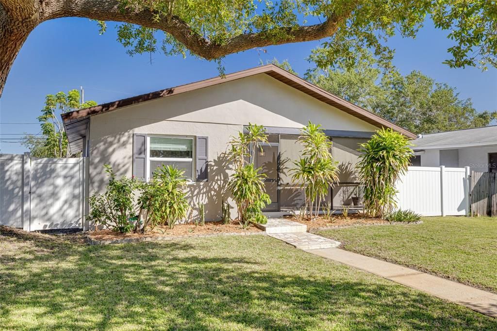 Active With Contract: $325,000 (2 beds, 2 baths, 1350 Square Feet)