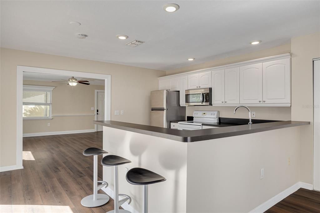 Active With Contract: $325,000 (2 beds, 2 baths, 1350 Square Feet)