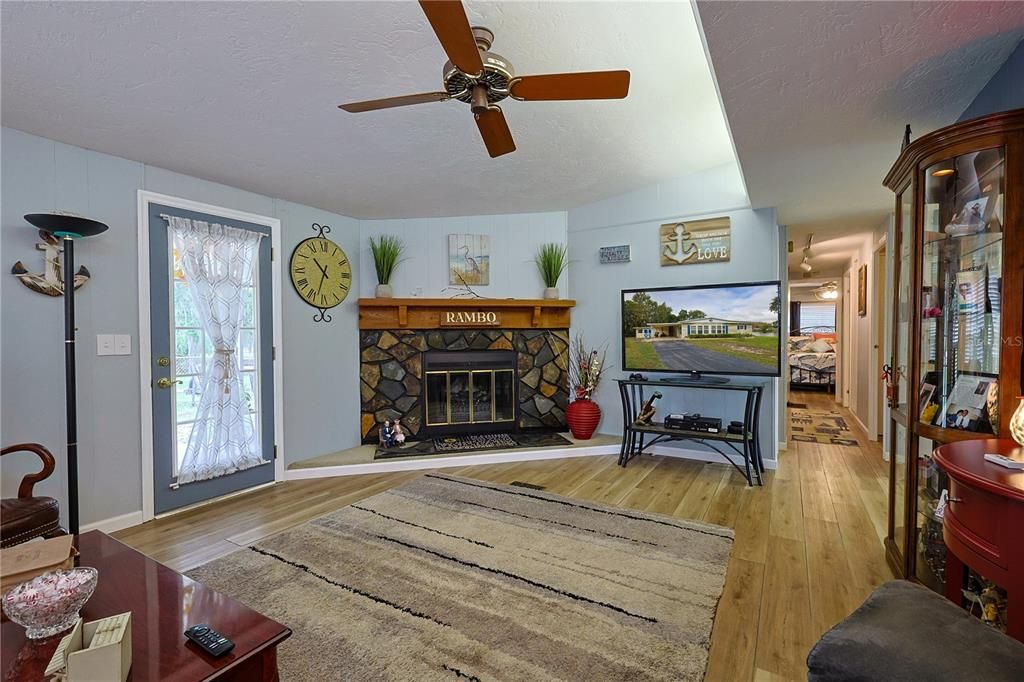 待售: $249,500 (3 贝兹, 2 浴室, 1406 平方英尺)