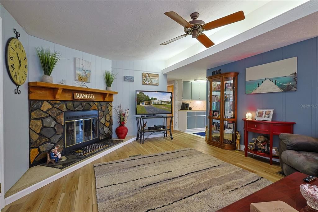 待售: $249,500 (3 贝兹, 2 浴室, 1406 平方英尺)