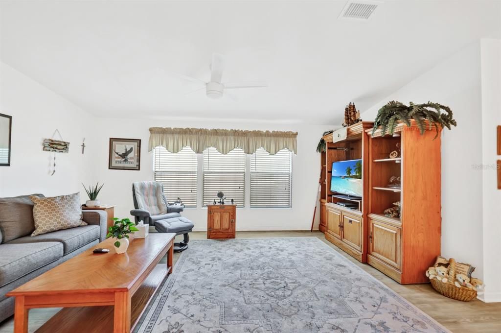 待售: $175,000 (2 贝兹, 2 浴室, 1269 平方英尺)