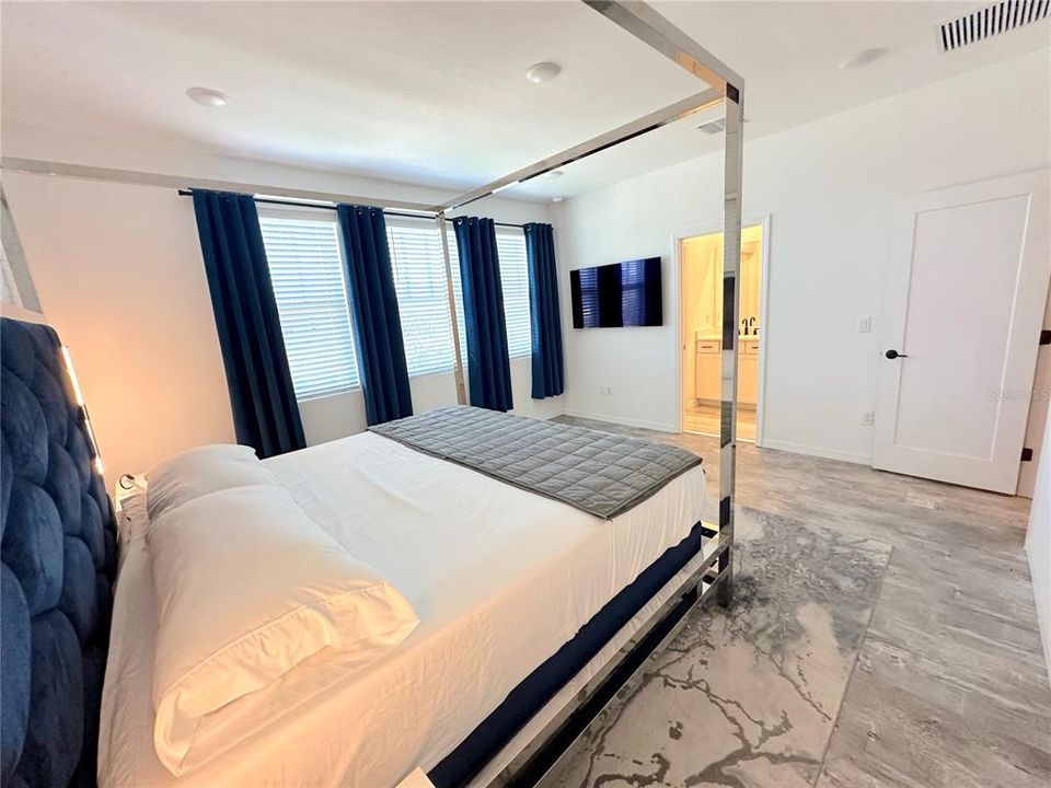 合同活跃: $690,000 (3 贝兹, 2 浴室, 1878 平方英尺)