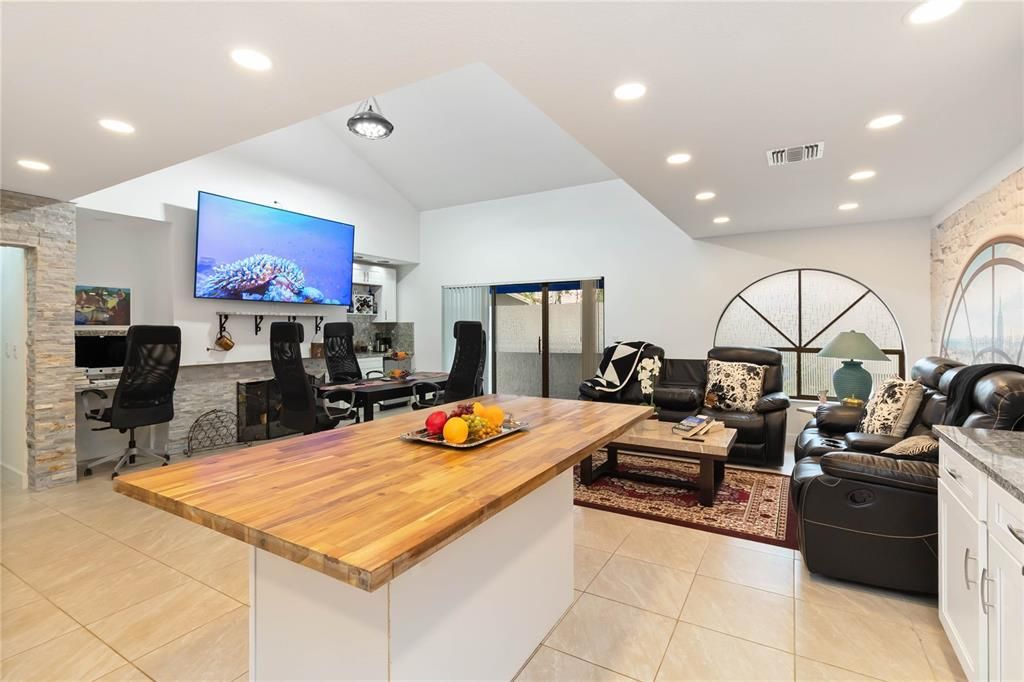 For Sale: $309,000 (2 beds, 2 baths, 1164 Square Feet)