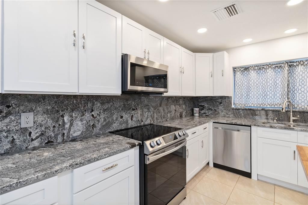 For Sale: $309,000 (2 beds, 2 baths, 1164 Square Feet)