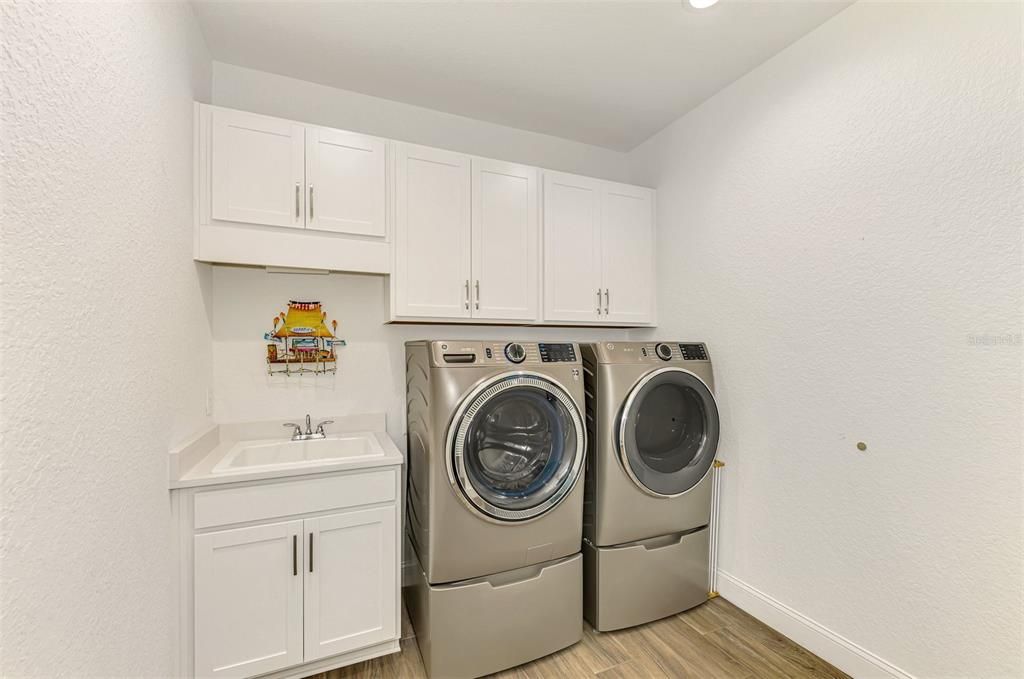 For Sale: $752,000 (3 beds, 2 baths, 2398 Square Feet)