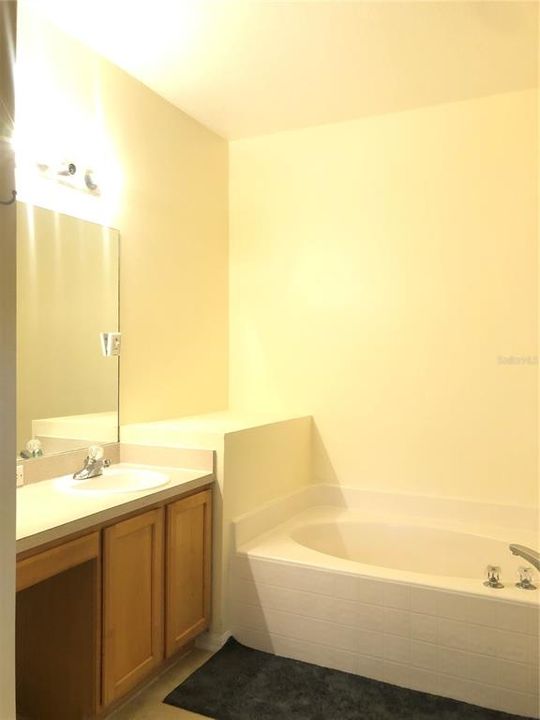 For Rent: $2,125 (4 beds, 2 baths, 1960 Square Feet)