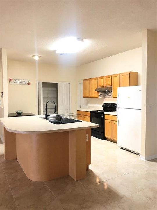 For Rent: $2,125 (4 beds, 2 baths, 1960 Square Feet)