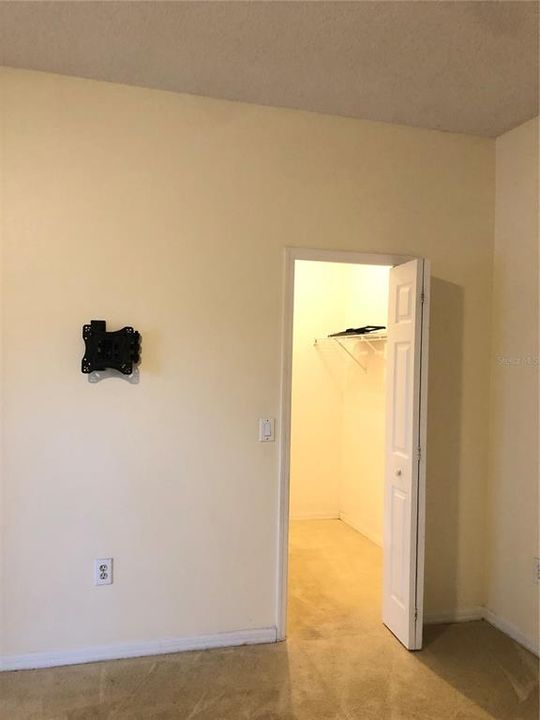 For Rent: $2,125 (4 beds, 2 baths, 1960 Square Feet)