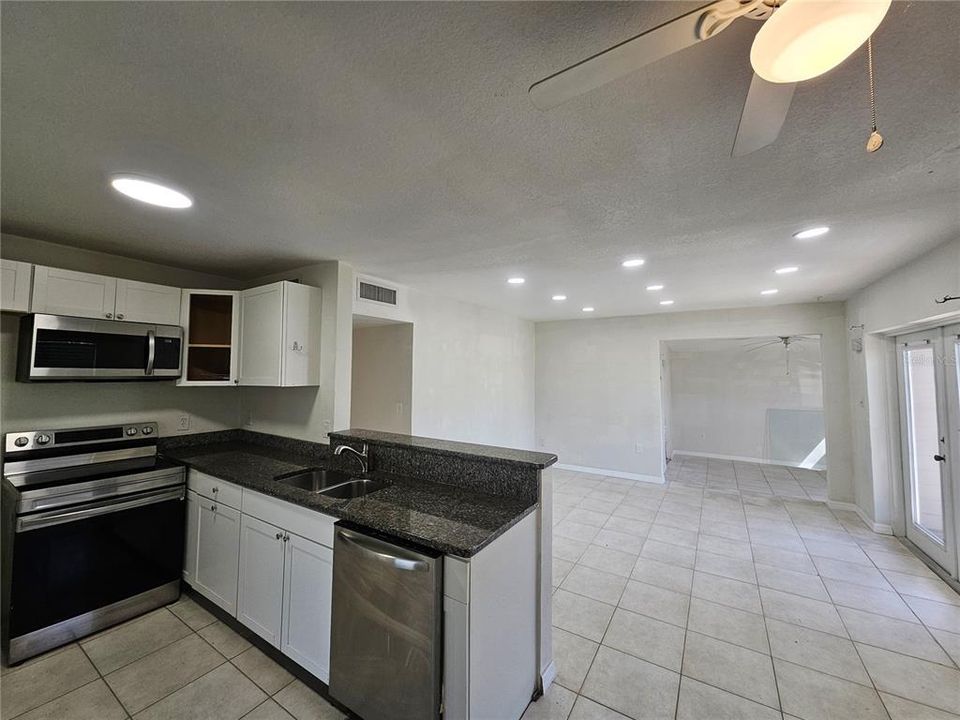 For Rent: $1,650 (3 beds, 2 baths, 996 Square Feet)