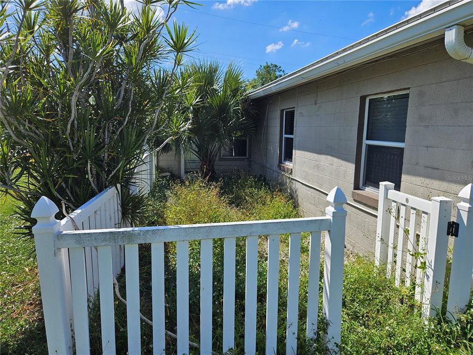 For Rent: $1,650 (3 beds, 2 baths, 996 Square Feet)