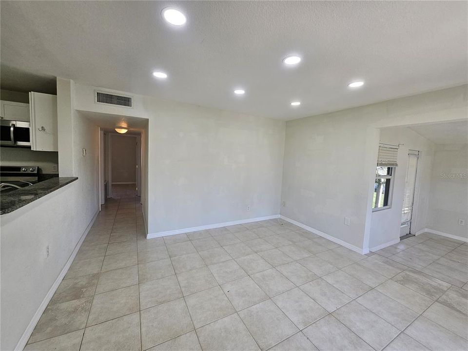 For Rent: $1,650 (3 beds, 2 baths, 996 Square Feet)