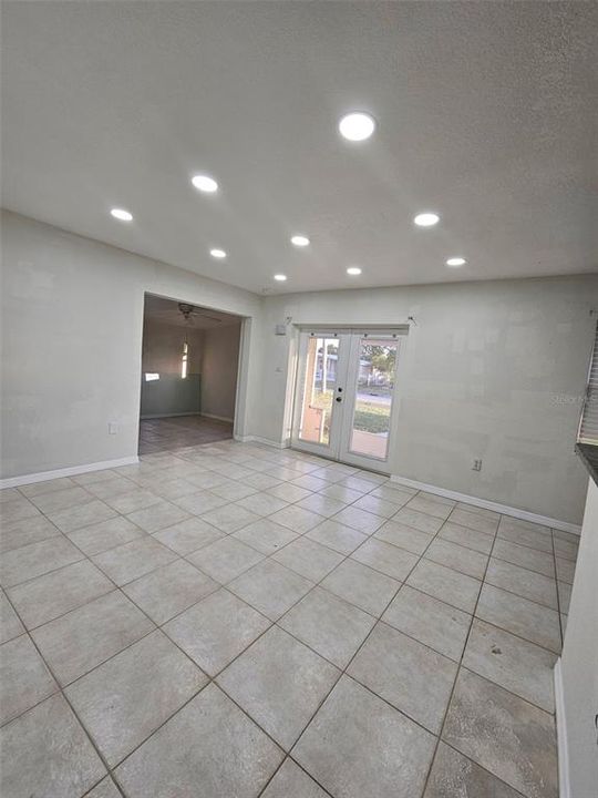 For Rent: $1,650 (3 beds, 2 baths, 996 Square Feet)