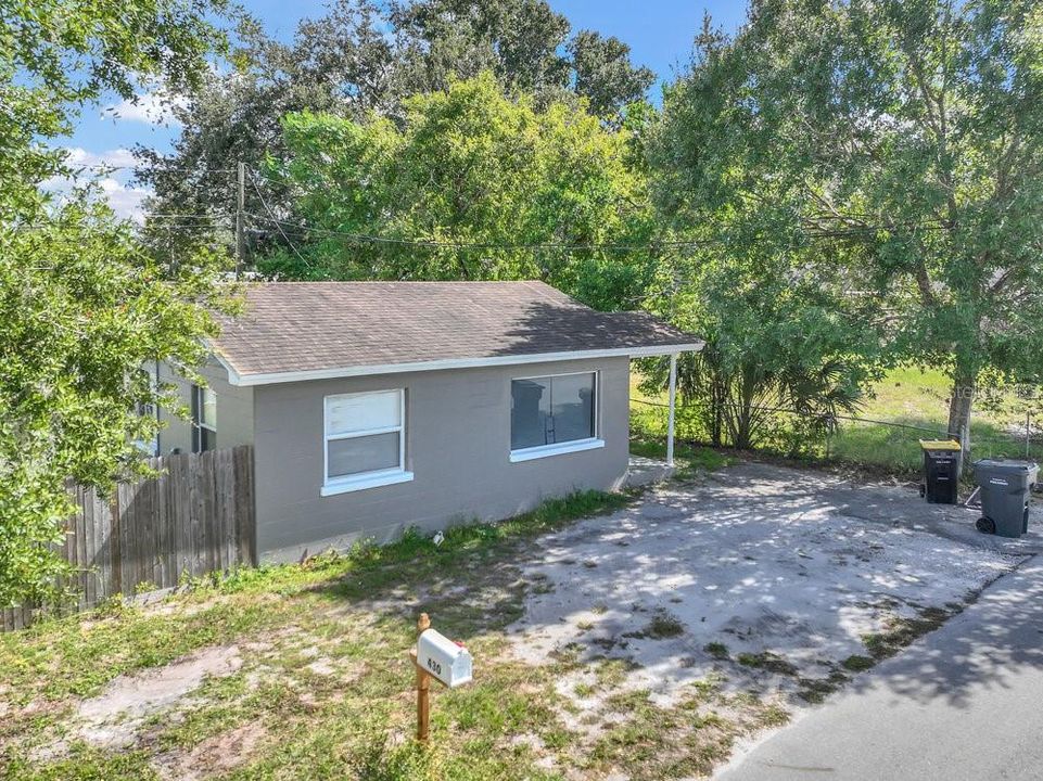 合同活跃: $165,000 (2 贝兹, 1 浴室, 722 平方英尺)