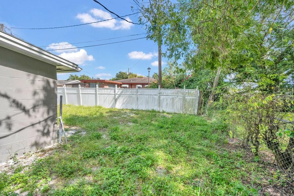 合同活跃: $165,000 (2 贝兹, 1 浴室, 722 平方英尺)