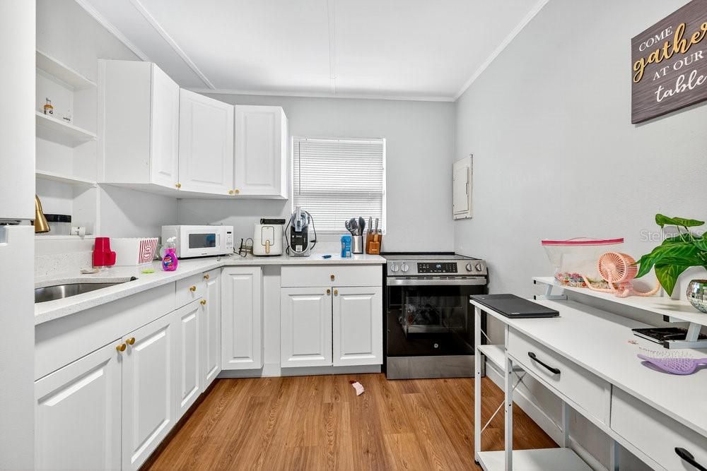 合同活跃: $165,000 (2 贝兹, 1 浴室, 722 平方英尺)