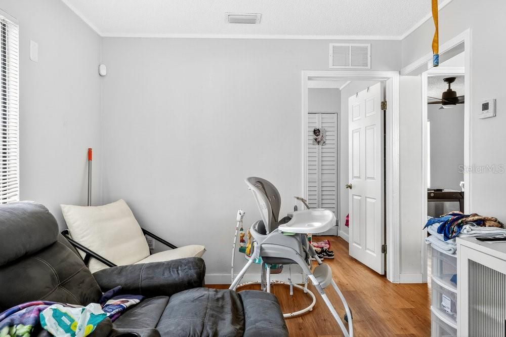 合同活跃: $165,000 (2 贝兹, 1 浴室, 722 平方英尺)