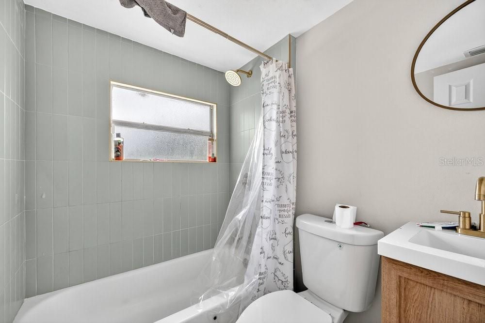 合同活跃: $165,000 (2 贝兹, 1 浴室, 722 平方英尺)