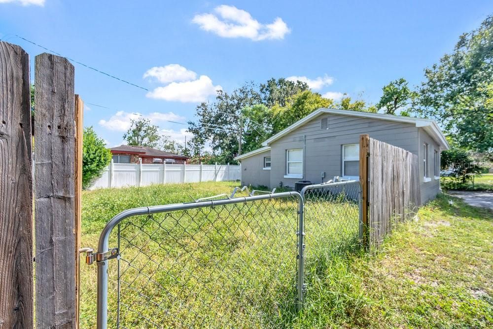 合同活跃: $165,000 (2 贝兹, 1 浴室, 722 平方英尺)