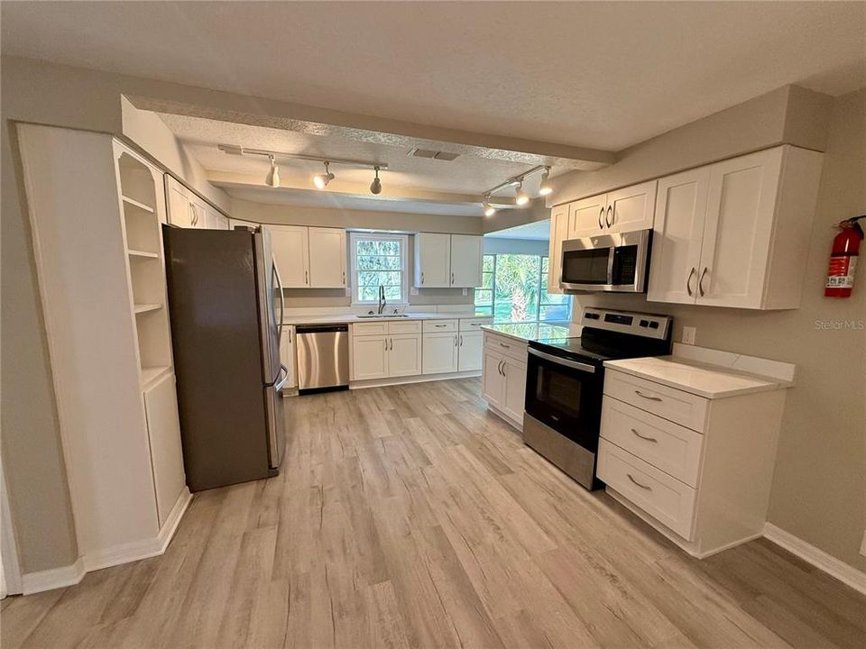 For Rent: $2,800 (4 beds, 2 baths, 1936 Square Feet)