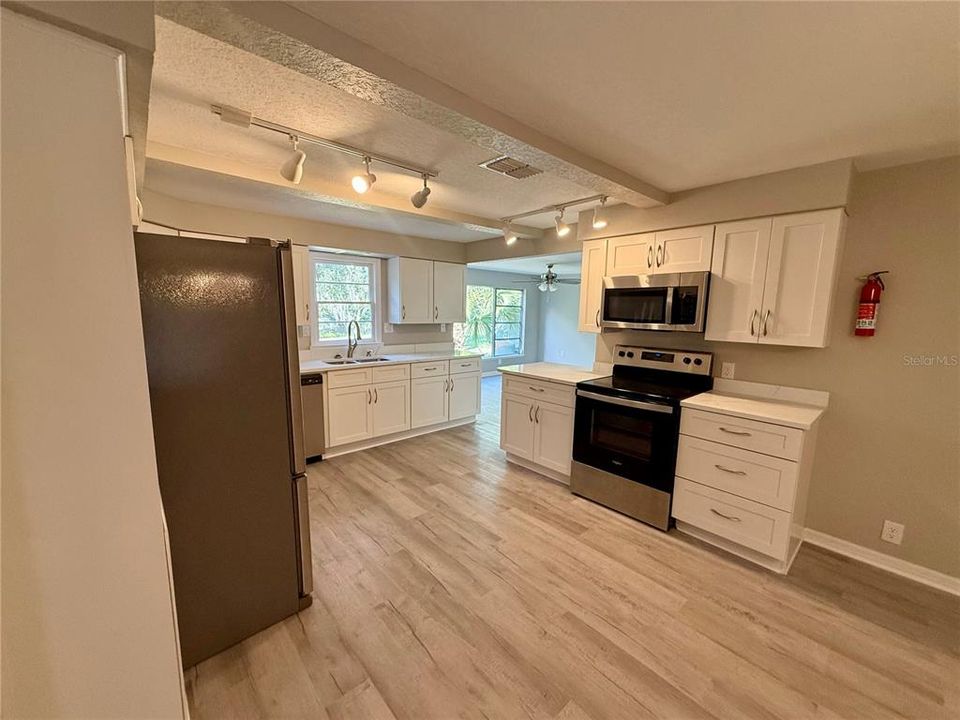 For Rent: $2,800 (4 beds, 2 baths, 1936 Square Feet)