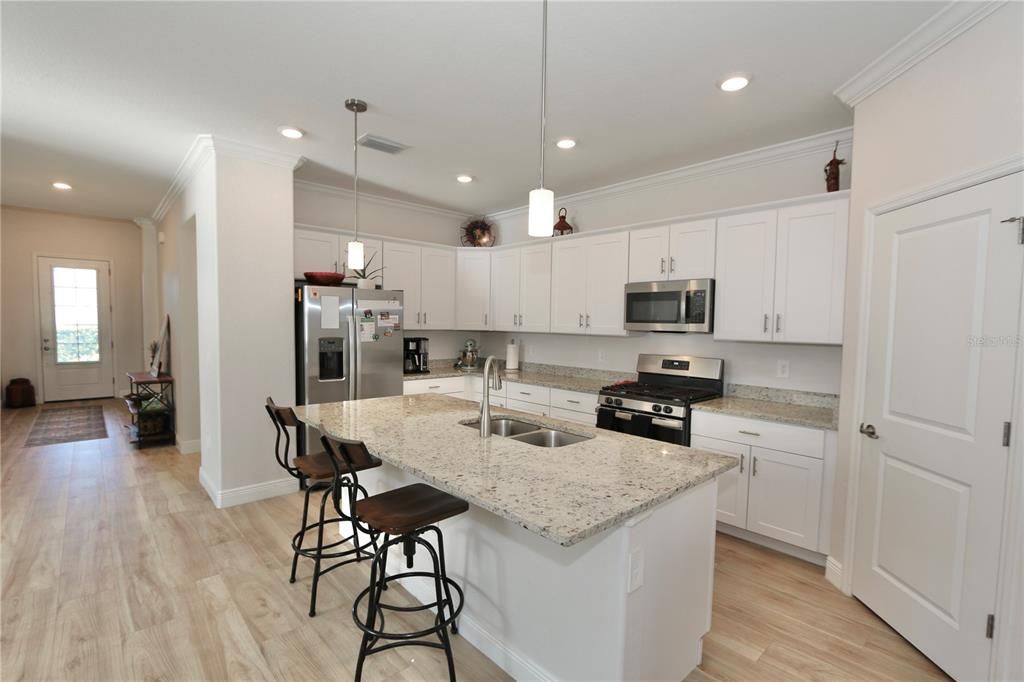 待售: $379,000 (4 贝兹, 3 浴室, 2027 平方英尺)