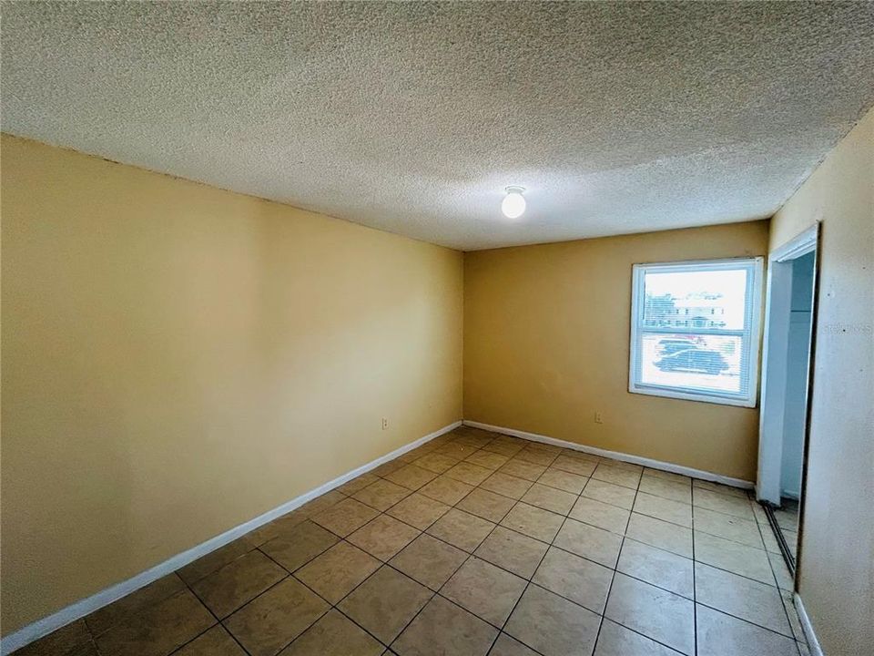 合同活跃: $1,695 (3 贝兹, 2 浴室, 1338 平方英尺)