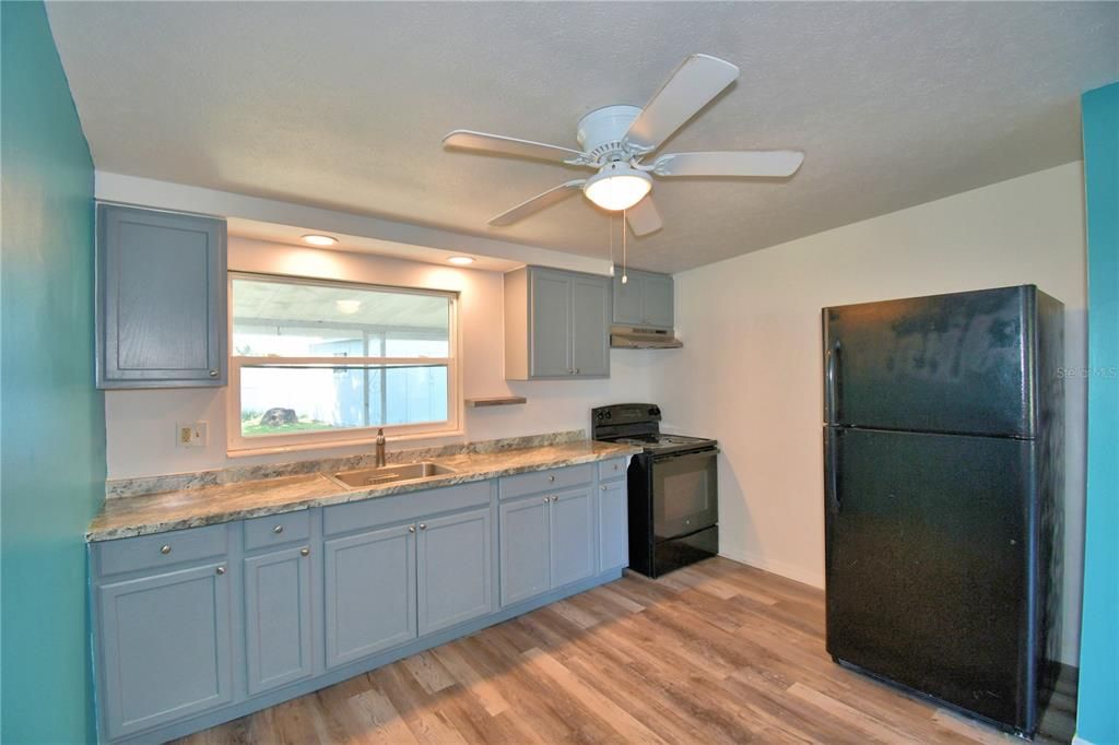 For Sale: $218,900 (2 beds, 1 baths, 896 Square Feet)