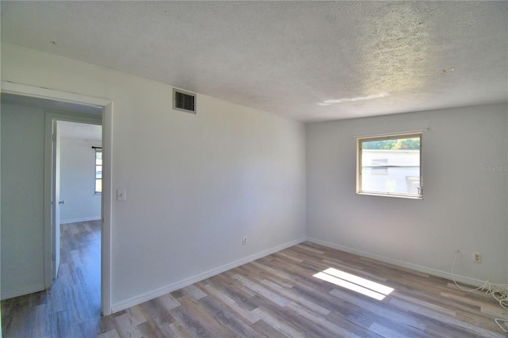 For Sale: $218,900 (2 beds, 1 baths, 896 Square Feet)