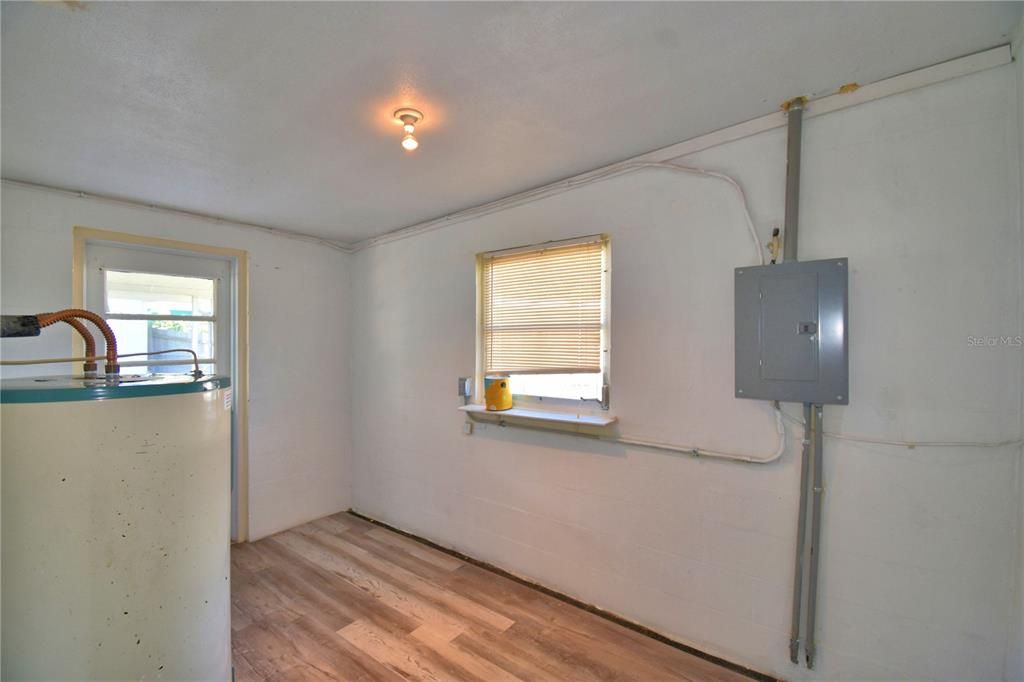 For Sale: $218,900 (2 beds, 1 baths, 896 Square Feet)