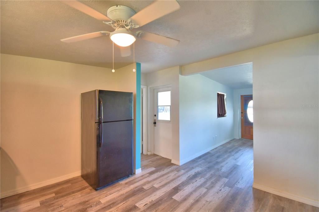 For Sale: $218,900 (2 beds, 1 baths, 896 Square Feet)