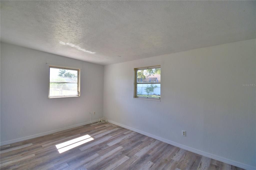 For Sale: $218,900 (2 beds, 1 baths, 896 Square Feet)