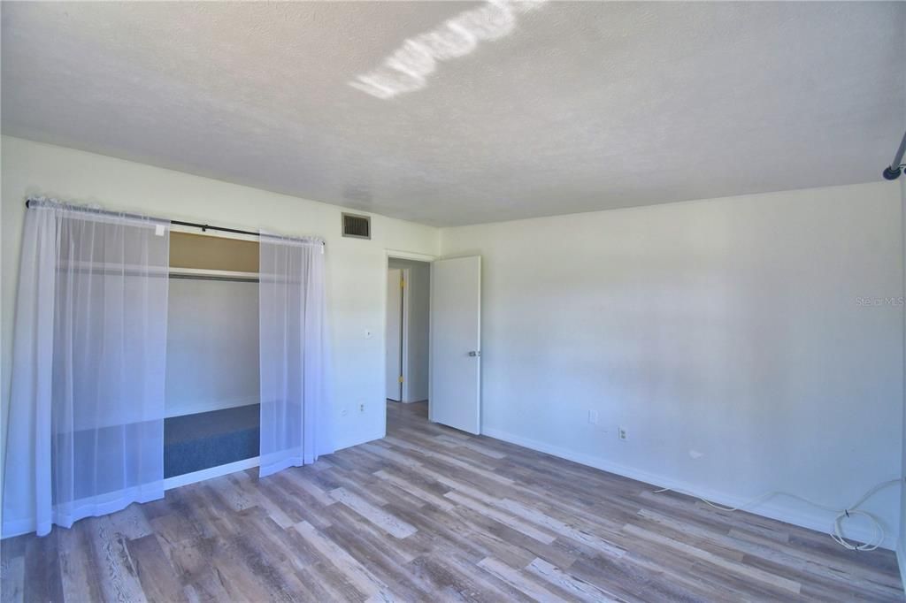 For Sale: $218,900 (2 beds, 1 baths, 896 Square Feet)