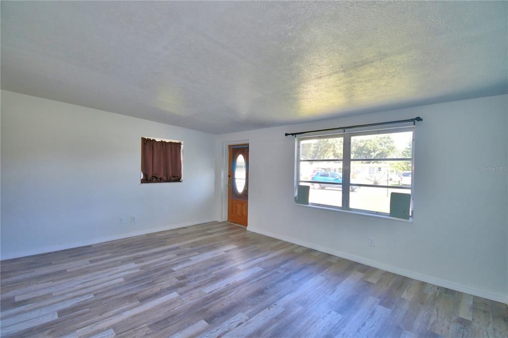 For Sale: $218,900 (2 beds, 1 baths, 896 Square Feet)
