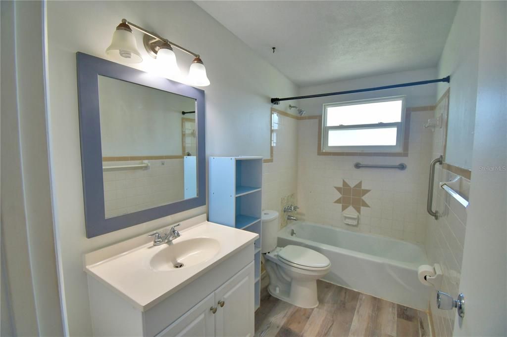 For Sale: $218,900 (2 beds, 1 baths, 896 Square Feet)