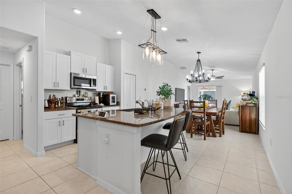 合同活跃: $2,650 (3 贝兹, 2 浴室, 1451 平方英尺)