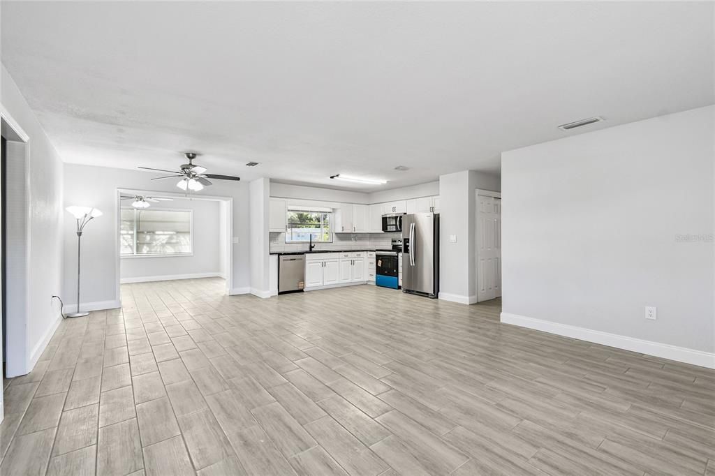 Activo con contrato: $299,996 (4 camas, 2 baños, 1788 Pies cuadrados)