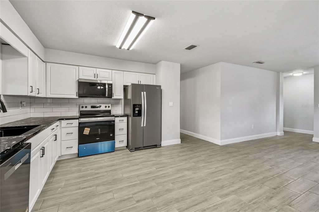 Activo con contrato: $299,996 (4 camas, 2 baños, 1788 Pies cuadrados)