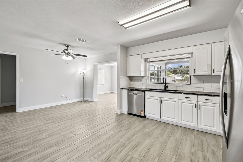 Activo con contrato: $299,996 (4 camas, 2 baños, 1788 Pies cuadrados)