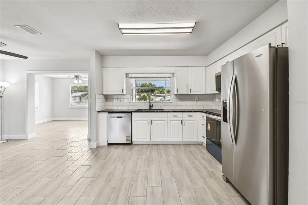 Activo con contrato: $299,996 (4 camas, 2 baños, 1788 Pies cuadrados)