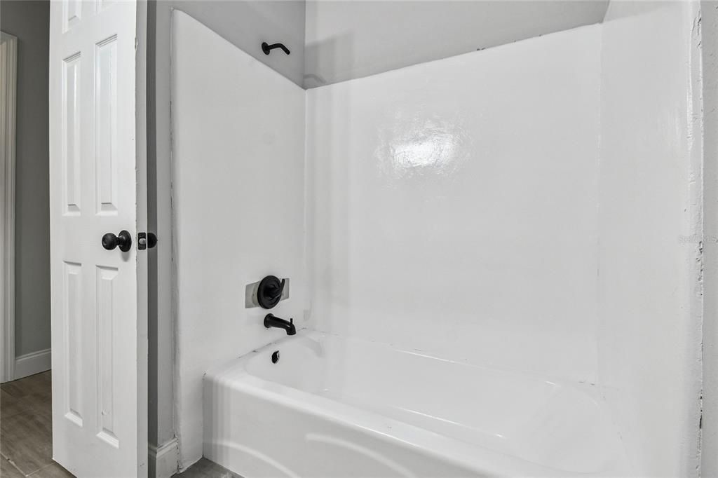 Activo con contrato: $299,996 (4 camas, 2 baños, 1788 Pies cuadrados)