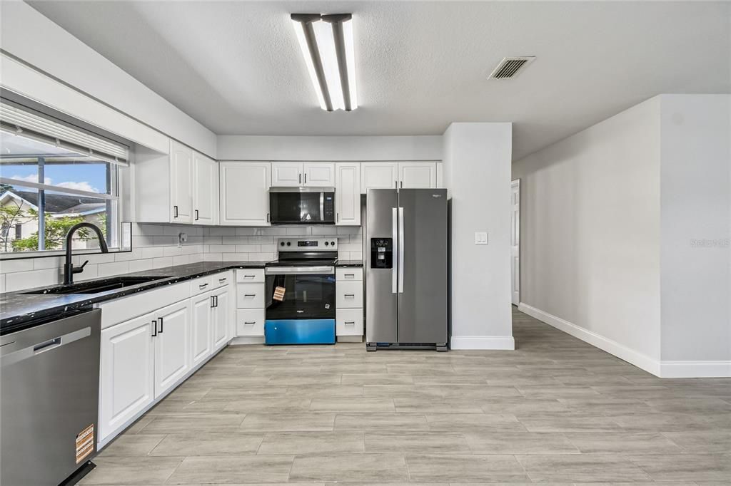 Activo con contrato: $299,996 (4 camas, 2 baños, 1788 Pies cuadrados)